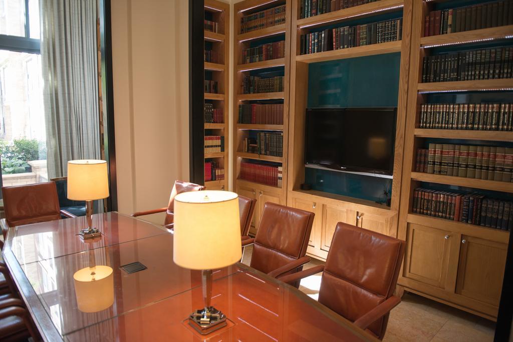 Crystal Quarters Corporate Housing At The Gramercy Арлингтън Стая снимка