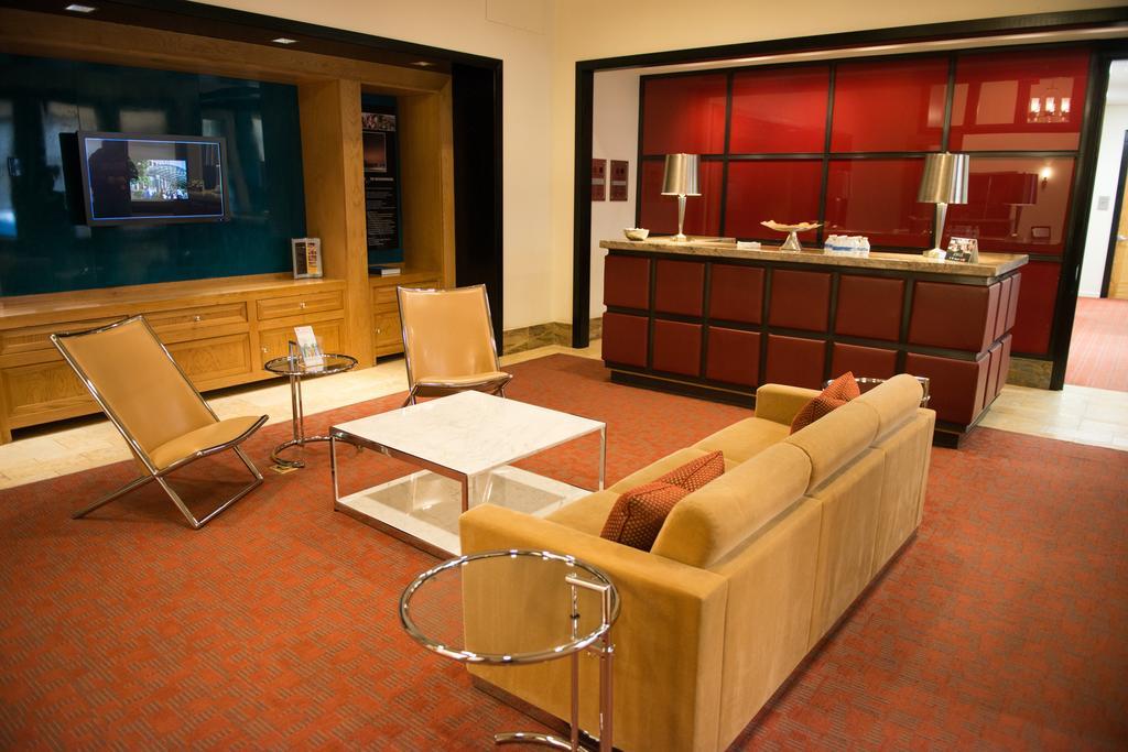 Crystal Quarters Corporate Housing At The Gramercy Арлингтън Стая снимка